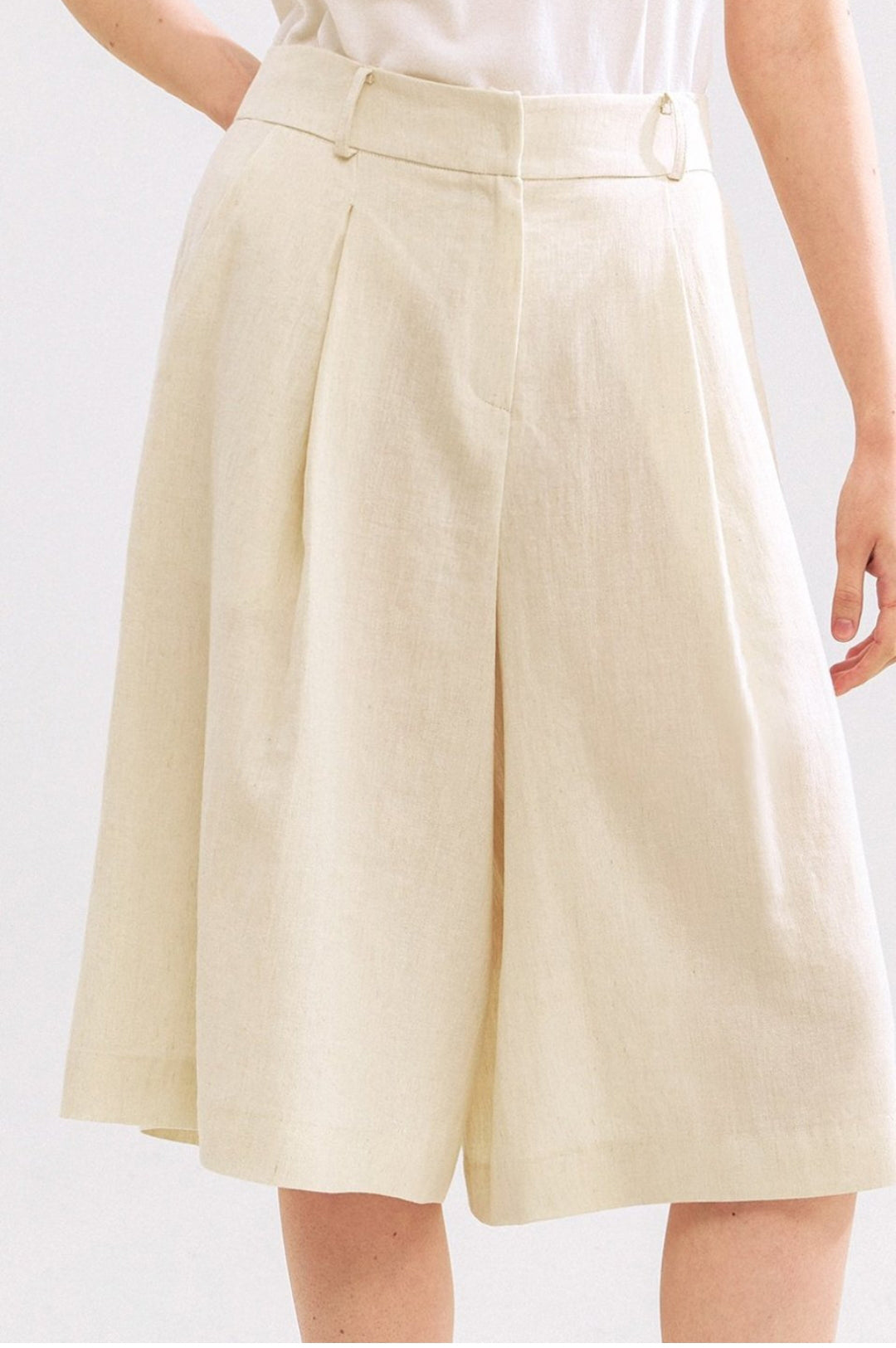 Pleated Linen-Cotton Culotte Shorts in Beige