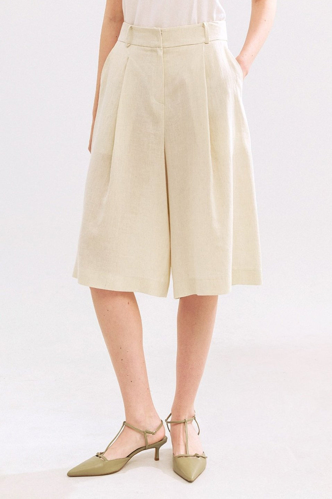 Pleated Linen-Cotton Culotte Shorts in Beige