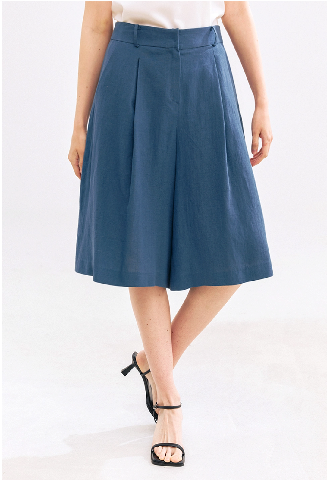 Pleated Linen-Cotton Culotte Shorts in Blue